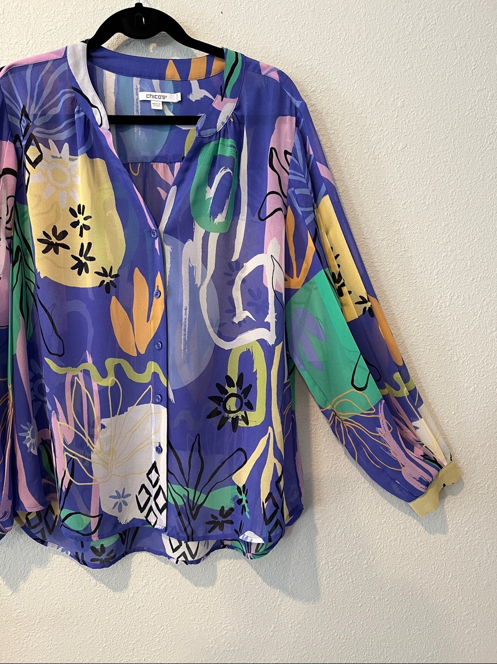 Chico's multi-color Abstract Print Button-Front Blouse
Chicos Sz 2 = US L
12-14 - Picture 5 of 10